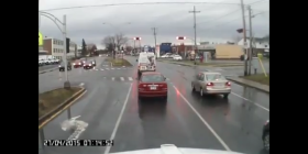Lumière rouge : deux automobiles traversent